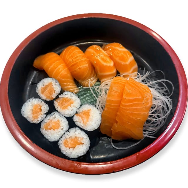 Salmon Lover (4 pcs nigiri + 1 roll + 2 sashimi).